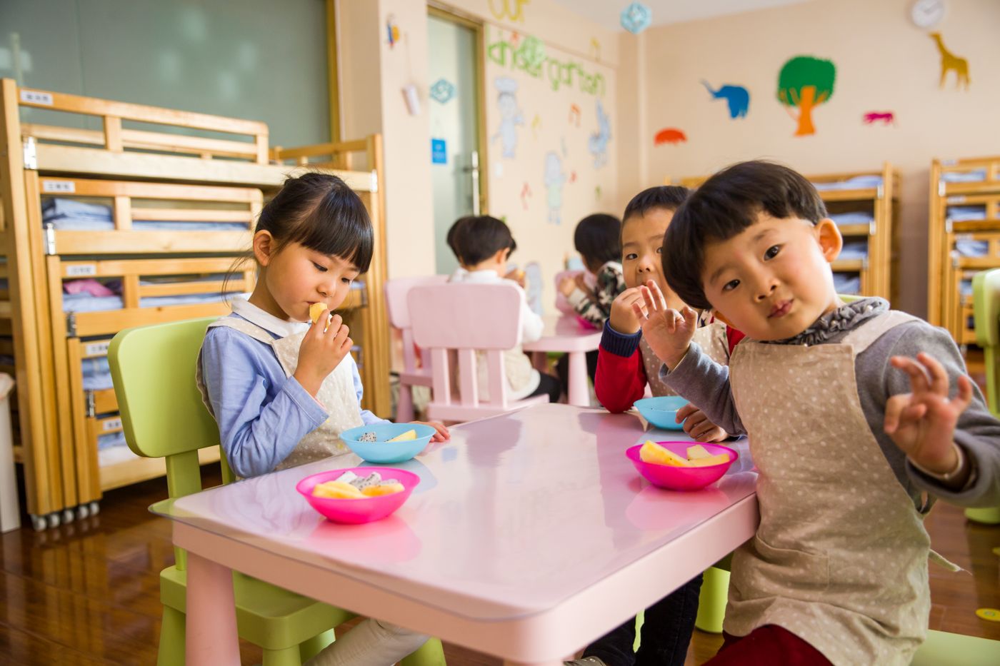 テーブルを囲んで給食を食べる子どもたち