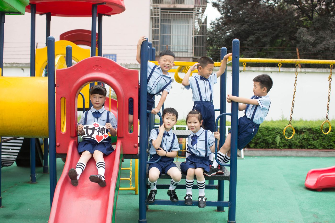 園庭の遊具で遊ぶ子どもたち