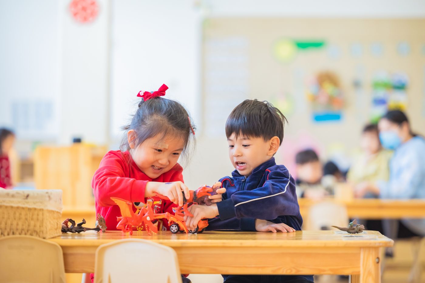 園庭のおもちゃで遊ぶ子どもたち